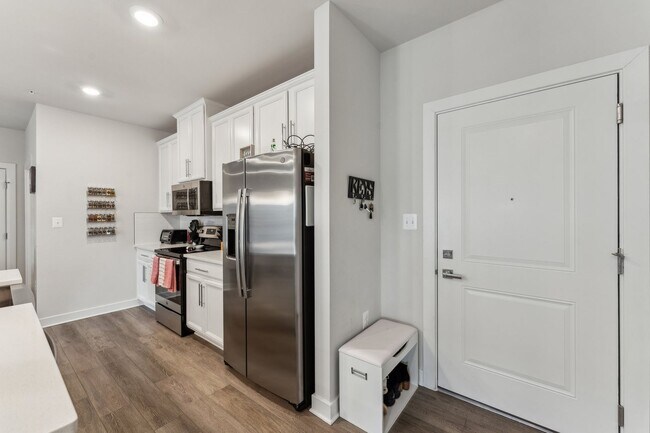 Building Photo - Gorgeous 2bd/2ba modern condo w/balcony located conveniently in MOSAIC AT WOODLAND PARK in Herndon.