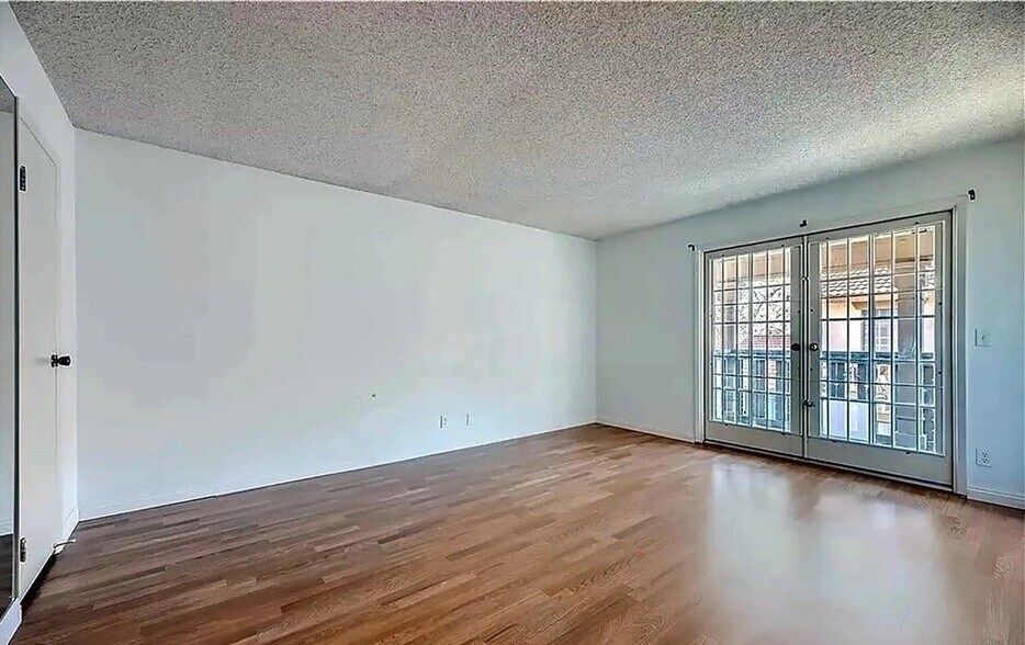 Building Photo - 3045 Pinehurst Dr