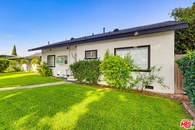 Building Photo - 9209 Paramount Blvd