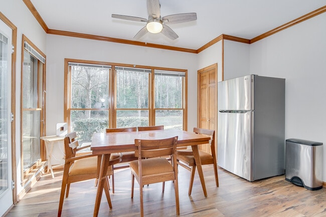 Building Photo - 4117 Knollcrest Cir N