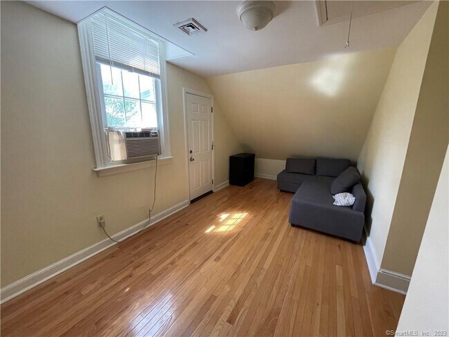 Building Photo - 174 Mansfield St