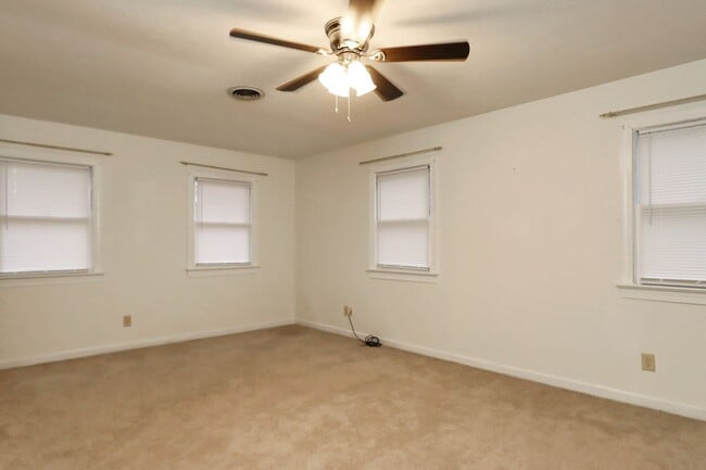 Building Photo - 227 Aspen Blvd