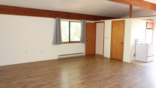 Building Photo - Beautiful Country Setting above garage Stu...