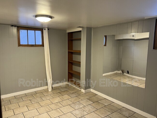 Building Photo - 272 W Cedar St