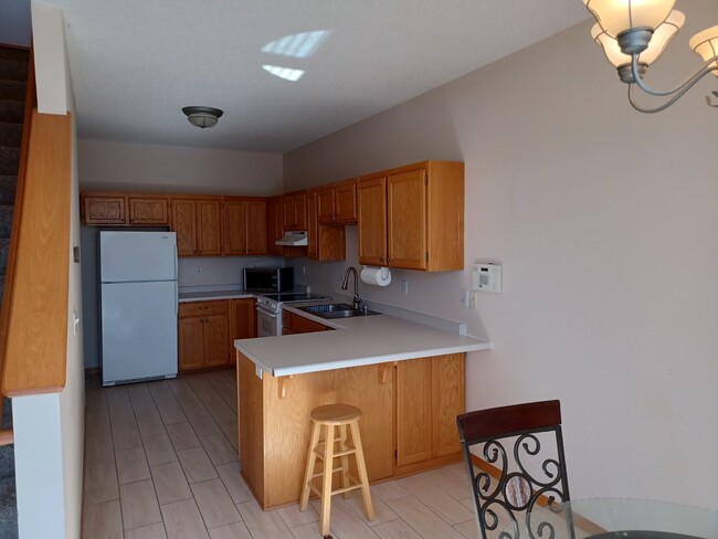 Building Photo - 2 Bedroom 2 Bath End Unit Townhouse - Shak...