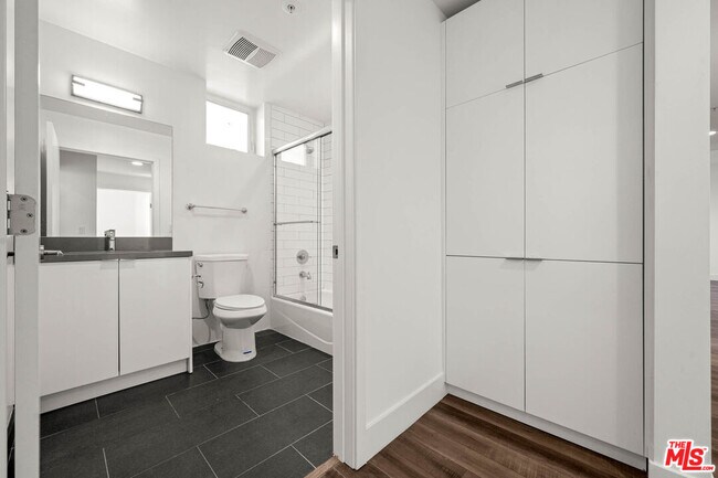 Building Photo - 1215 S Bedford St