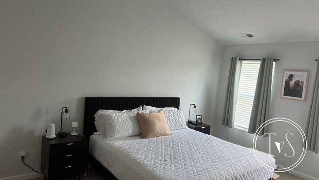 Building Photo - RATE DROP ALERT! (was $2240/month)