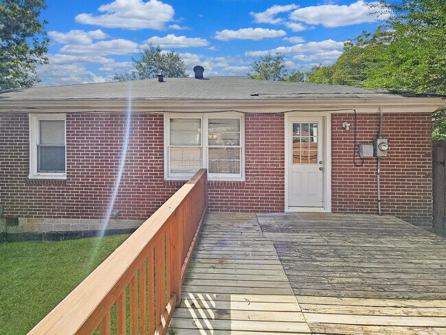 Building Photo - 605 Green Acres Rd