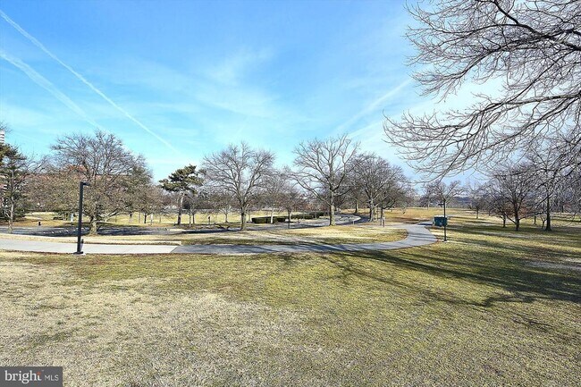 Building Photo - 1320 Fort Myer Dr