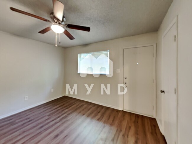 Building Photo - 1303 1/2 Berry Dr Apt A