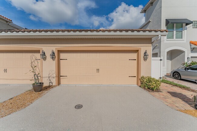 Building Photo - Stunning David weekly designed 3 BR+ OFFICE/ 2.5 BA / 2 Car executive townhouse in Hyde Park / So...