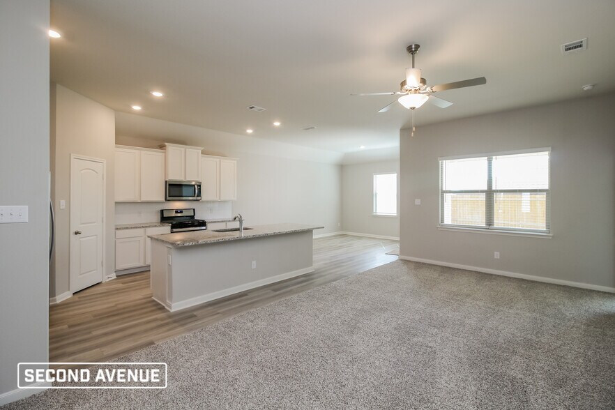 Building Photo - 2105 Meadow Dr