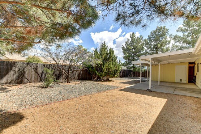 Building Photo - Nice three bedroom two bath home in PV!