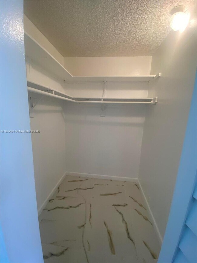 Building Photo - 6930 Miami Gardens Dr
