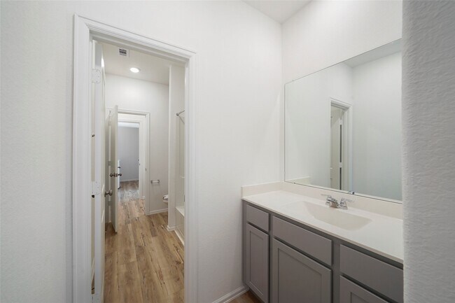 Building Photo - 307 Flower Reed Ct