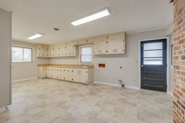 Building Photo - Beautifully updated 3 BR 1 BA home with ex...