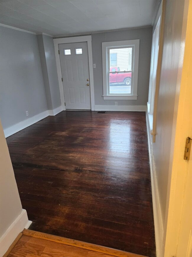 Building Photo - 207 Pine St