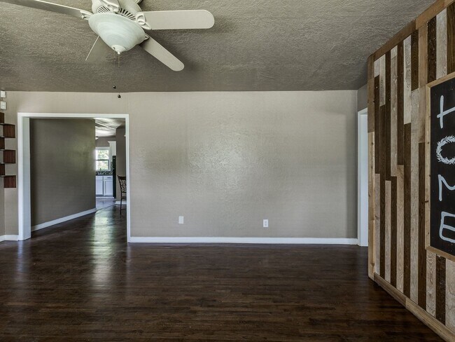 Building Photo - Great home, 4 bedrooms or 3+study, 1.5 bat...