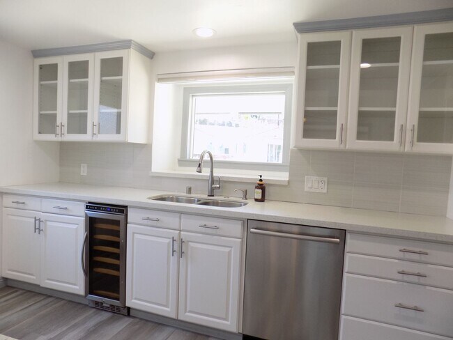 Building Photo - Ranch Style 1 Level, 3Bed/2Bath, Miraleste Pines, Custom Touches Everywhere