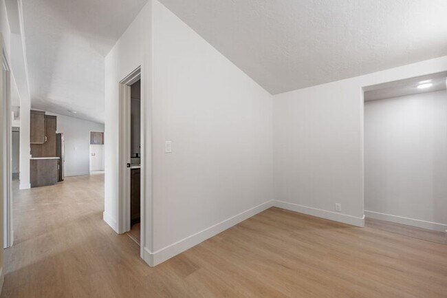 Building Photo - 146 E 400 N