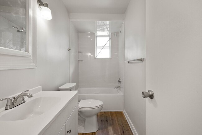 Building Photo - Gorgeous 2 bedroom in Pittsburgh available now!