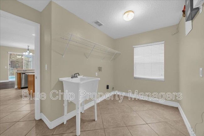 Building Photo - 5864 Lake Melrose Dr