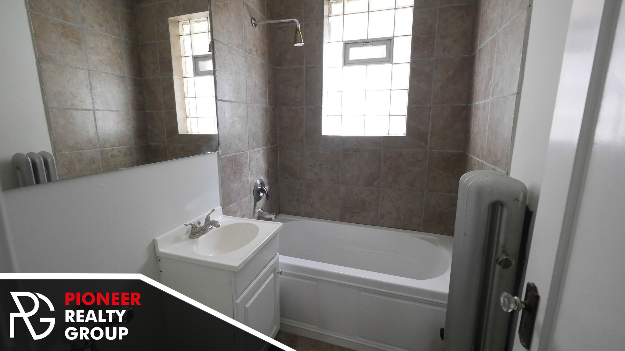 Building Photo - 546 W Surf St