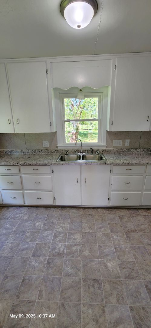 Building Photo - Beautiful updated home in desirable Perry, KS