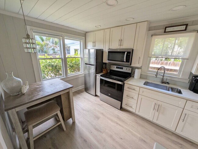 Building Photo - Adorable Rental in the Heart of Sarasota