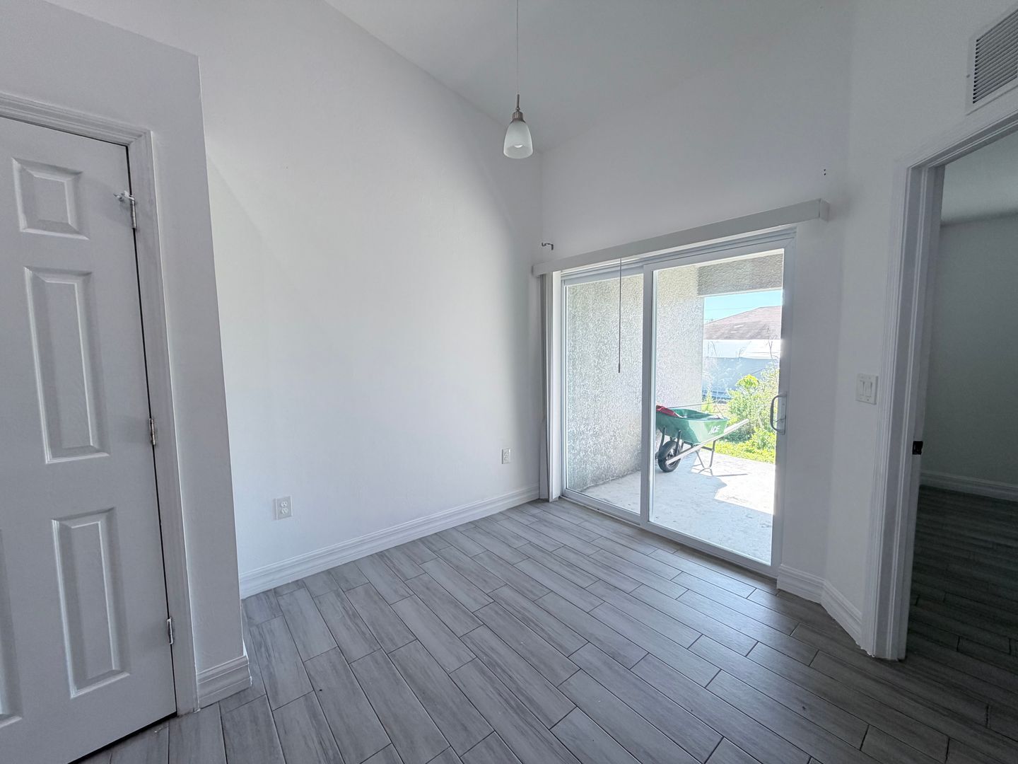 Building Photo - First Month's FREE !!! 2/2 plus Bonus Room