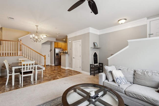 Building Photo - Stunning 2 bed 2.5 bath 2-story condo/townhome