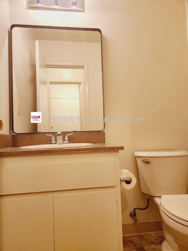 Building Photo - Spacious Townhome Available Now!