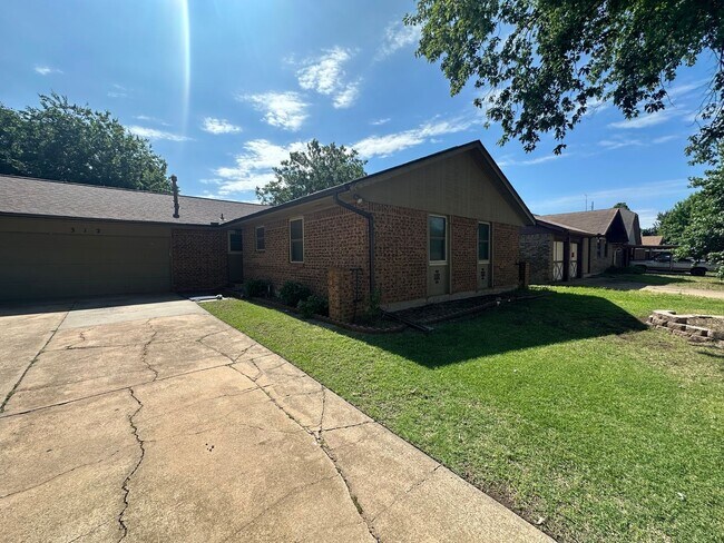 Building Photo - 312 S Avery Dr