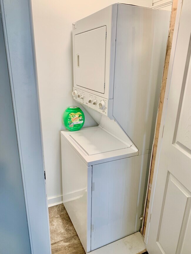 Building Photo - 546 Marshall Ave SW