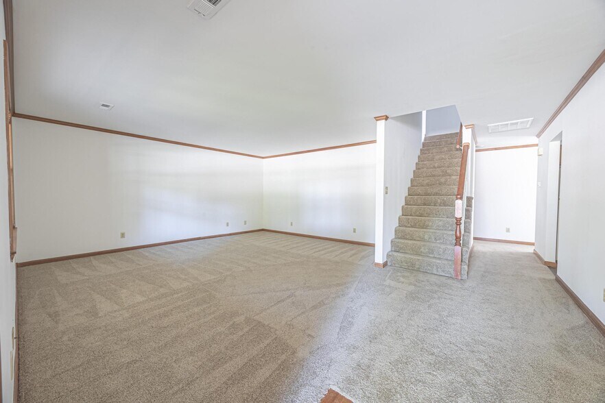 Building Photo - 10896 Oak Blvd