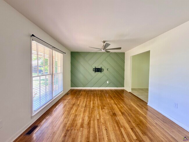 Building Photo - 214 Meadowridge Dr