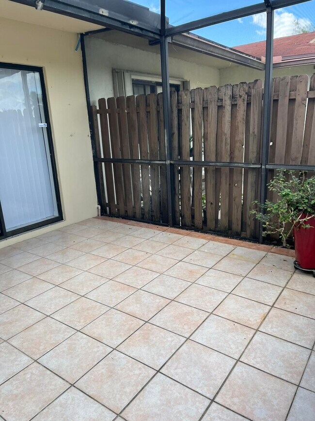 Building Photo - 4423 Woodstock Dr