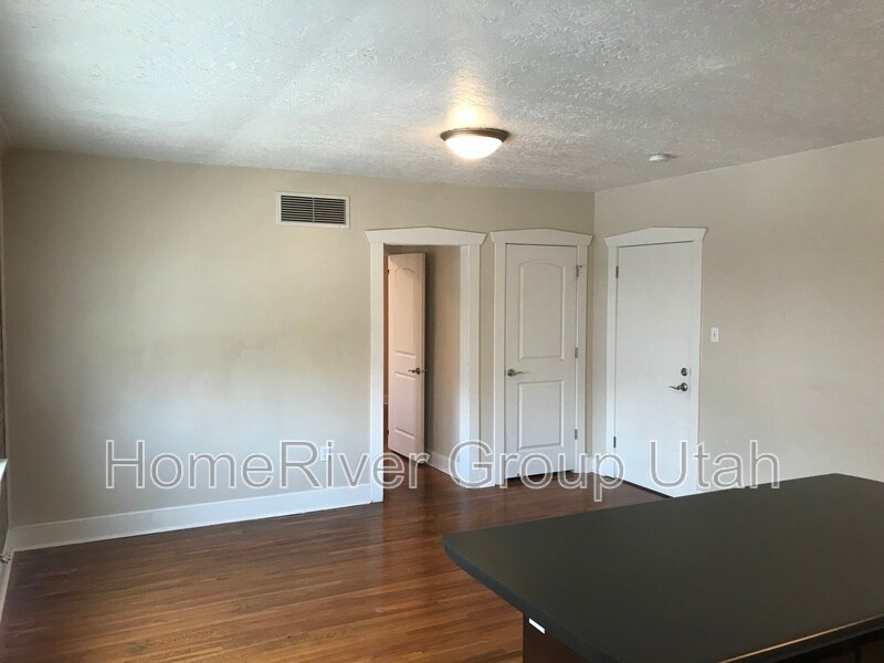 Building Photo - 555 E 100 S