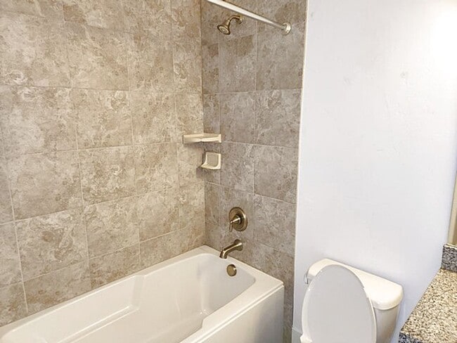 Building Photo - Well Appointed Townhome with Amenities