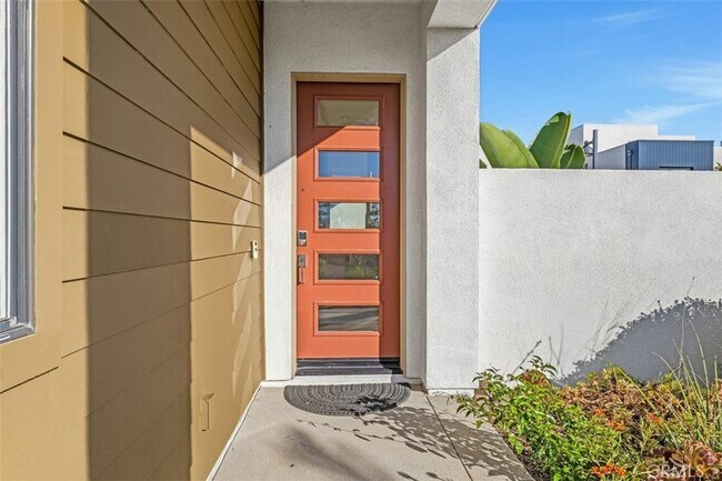 Building Photo - 157 Novel