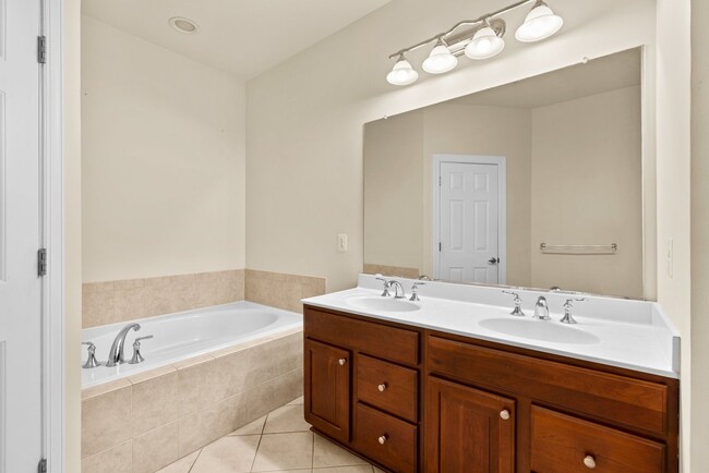 Building Photo - 3 Bed 2.5 Bath - Gaithersburg Townhouse - ...