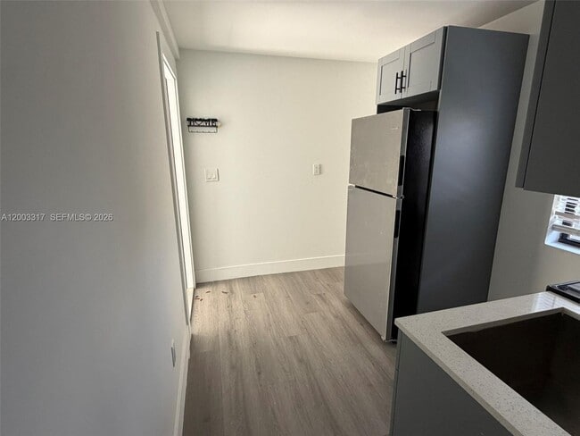 Building Photo - 638 SW 21st Ave