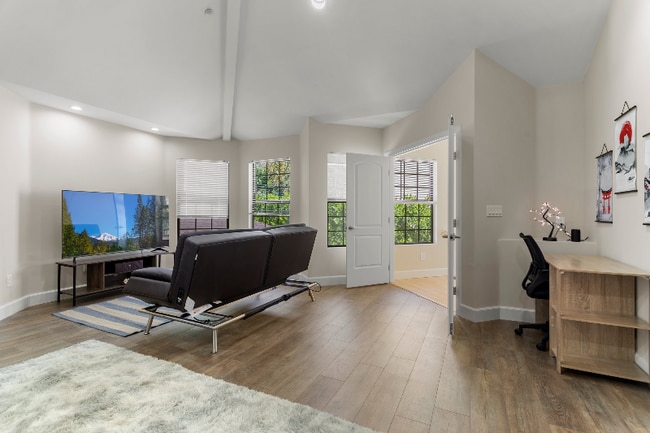 Building Photo - 1015 E Verdugo Ave