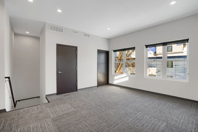 Building Photo - Spacious Brand New 8 Bed + 4 Bath near U of M!