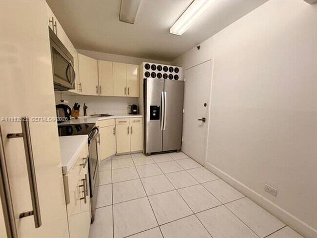 Building Photo - 6039 Collins Ave