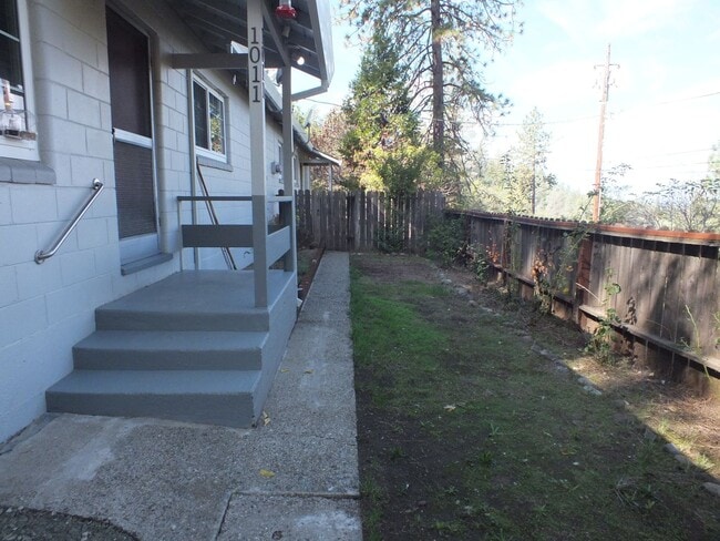 Building Photo - Placerville 2/1 with garage and small yard...