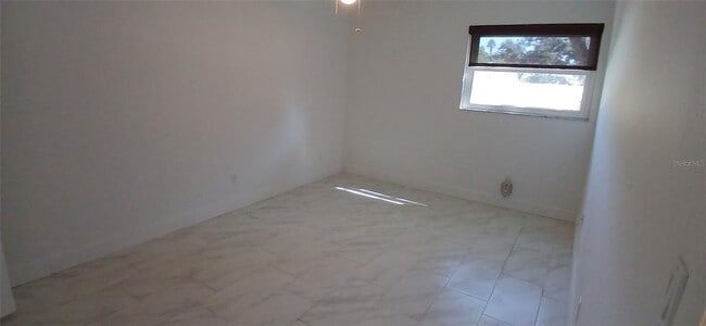 Building Photo - 2525 W Bay Dr