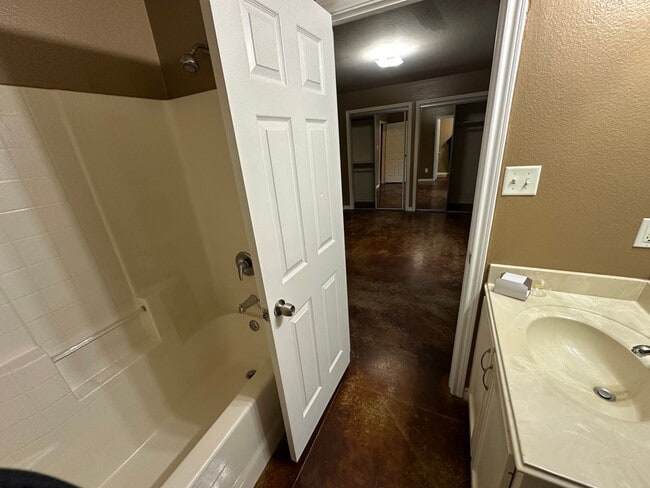 Building Photo - 206 Memory Ln