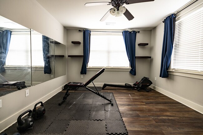 Building Photo - 918 Woodford Cv E