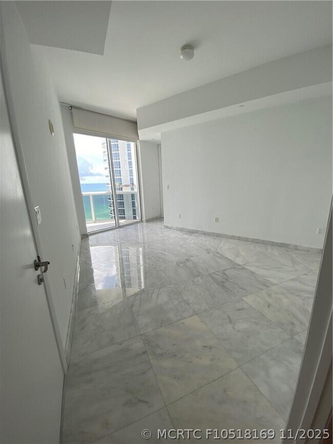 Building Photo - 16001 Collins Ave
